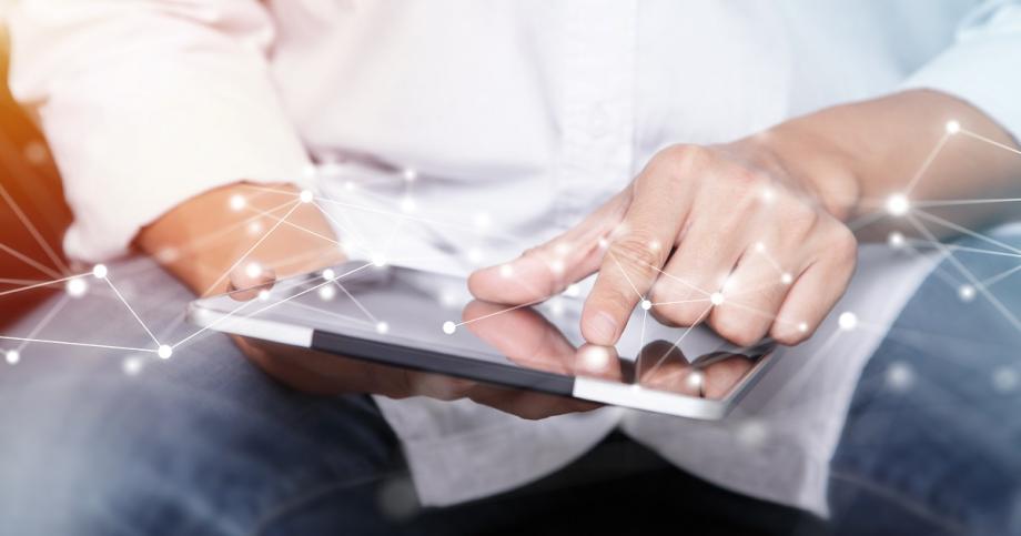 Future of Commercial Insurance Depends on Connectivity - Agent using tablet